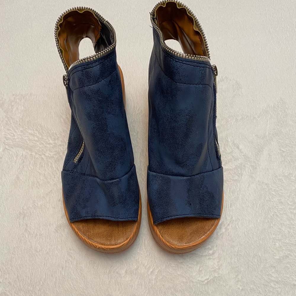 Floriday, blue shoes.